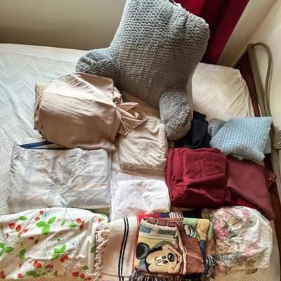 EAT137 - Bedsheets And Pillow