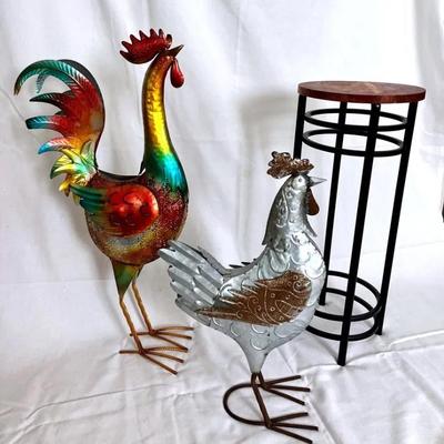 EAT095- Metal Country Chickens With Side Table 
