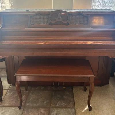 EAT133 - Yamaha M25 Cherry Console Piano