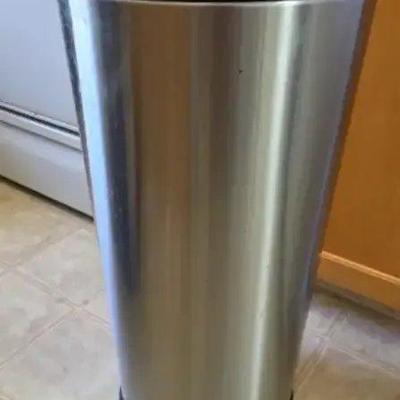 EAT118 - Stainless Steel Round Step Trash Can w/Plastic Cannister Liner
