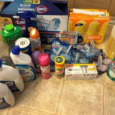 EAT171 - Lot of Cleaning Supplies