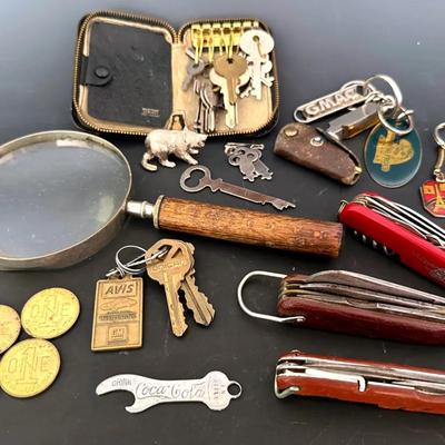 Men’s Junk Drawer Finds With Pocket Knives, Keys, Tokens, Etc 