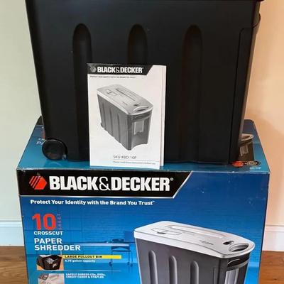 Black & Decker 10-Page Crosscut Paper Shredder With Wheels & Original Box/Manual