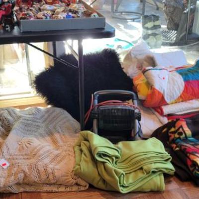 Sale Photo Thumbnail #274: Blankets 