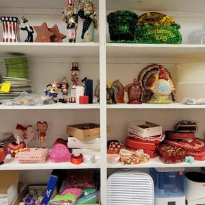 Sale Photo Thumbnail #199: Royal Norfolk Dish Set and L.E. Smith Turkeys