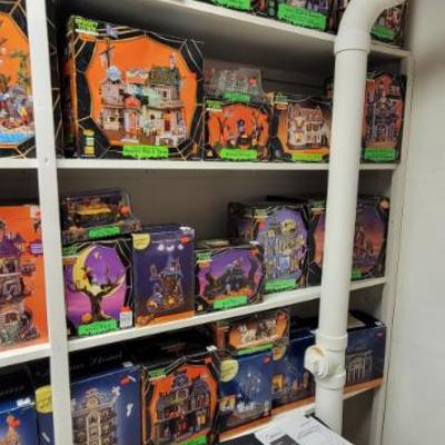 Sale Photo Thumbnail #194: Lemax and a few Pumpkin Hallow