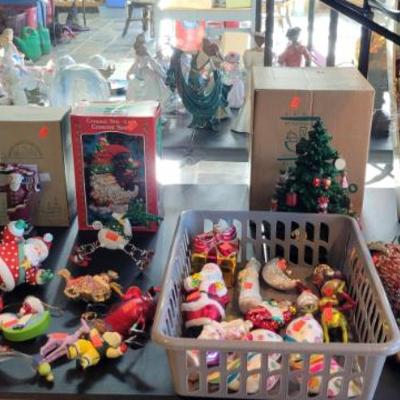 Sale Photo Thumbnail #276: American Christmas and department 56