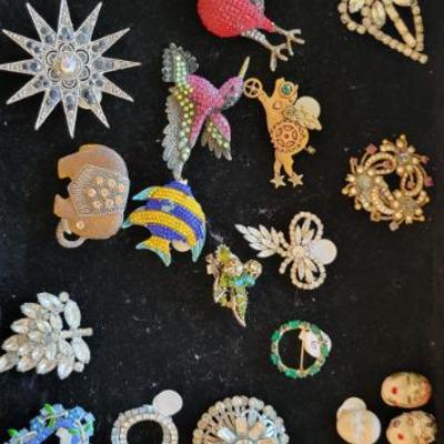 Sale Photo Thumbnail #478: Pins