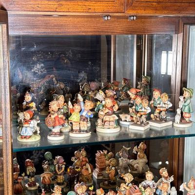 (12pc) Shelf Of Hummel Figurines | Dimensions: h. 5.5 in (tallest)
