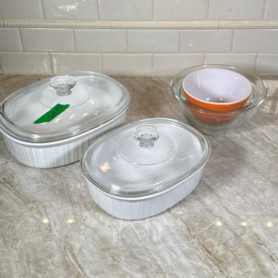 (5pc) Pyrex Mixing Bowls And Covered Casserole Dishes | 2 clear smaller mixing bowls, one orange small bowl and two white with clear...