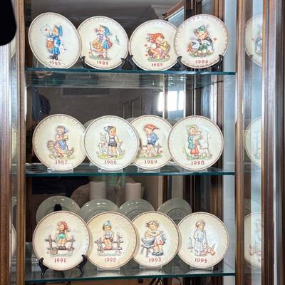 (12pc) 1983-1994 Hummel Plates | Dimensions: h. 7.5 in
