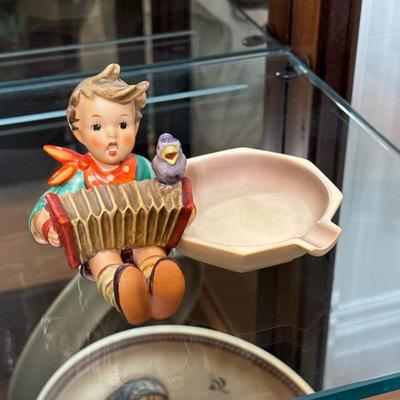 Hummel Figurine | Dimensions: h. 3.75 in
