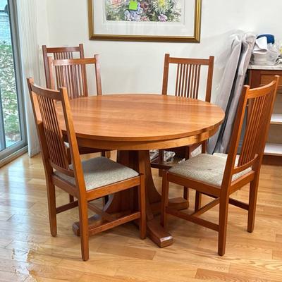 (6pc) STICKLEY FURNITURE DINING TABLE & CHAIRS | 1 table with 2 leaves (each leaf 15 in.) and five chairs. (h. 41 in.) Dimensions: h....