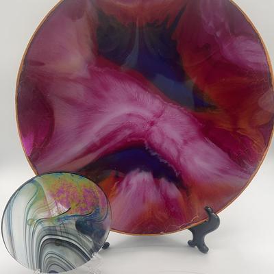 AZ667J Set of Art Glass Plates