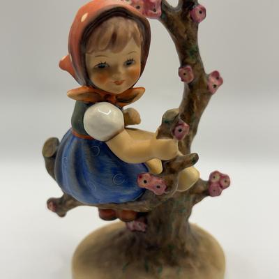 AZ642J Goebel Hummel Apple Tree Girl