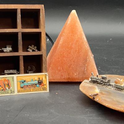 AZ153J Agate Geode With silver Pewter Train