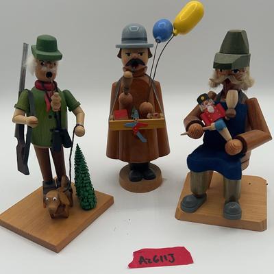 AZ611J Trio Of Erzgebirgische Volkskunst Figurines