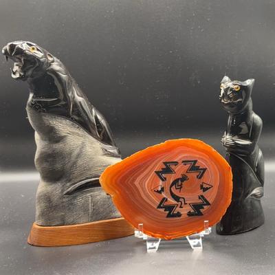 AZ622J Carved Wildcats And Stone 