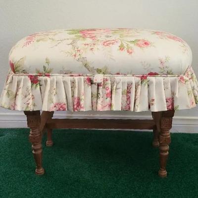 Vanity Faire - Sweet Seat With Storage For The Bath Or Boudoir 