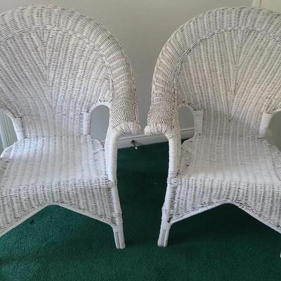 Whitw Wicker Arms Chairs 