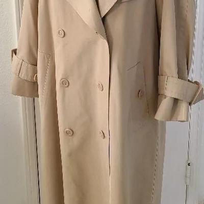 Tasteful Trench Coat W/Zippered Liner By London Fog (Size 6 PET)