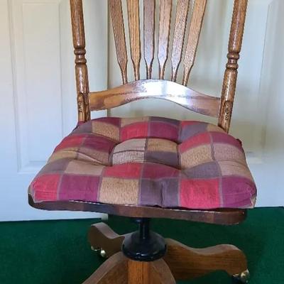 Charming Oak Swivel Chair 