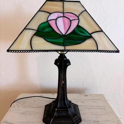 Elegant Tiffany-Style Stained Glass Table Lamp