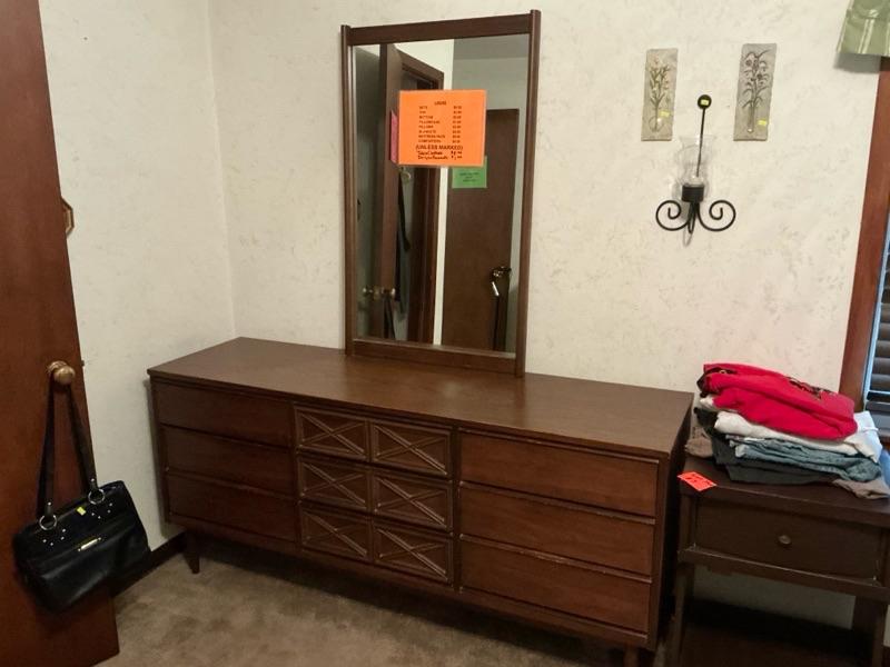 Sale Photo Thumbnail #14: Bassett queen bedroom set-MCM