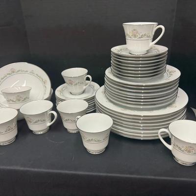 Noritake Early Spring Service For 8