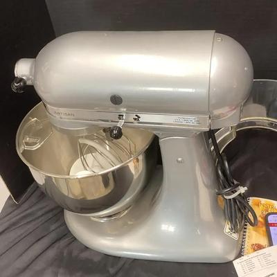 Kitchen Aid Artisan Silver Stand Mixer Mode l#KSM150PSMC