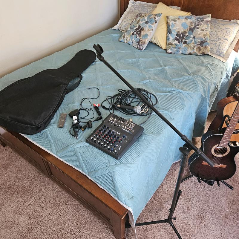 Sale Photo Thumbnail #59: Guitar accessories 