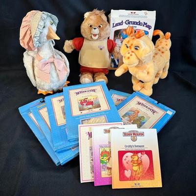 Lot Of World Of Wonder Teddy Ruxpin Animated Dolls, Books And Clothes