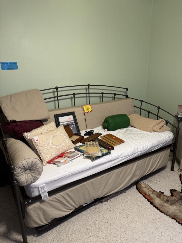 Sale Photo Thumbnail #3: Beautiful trundle bed