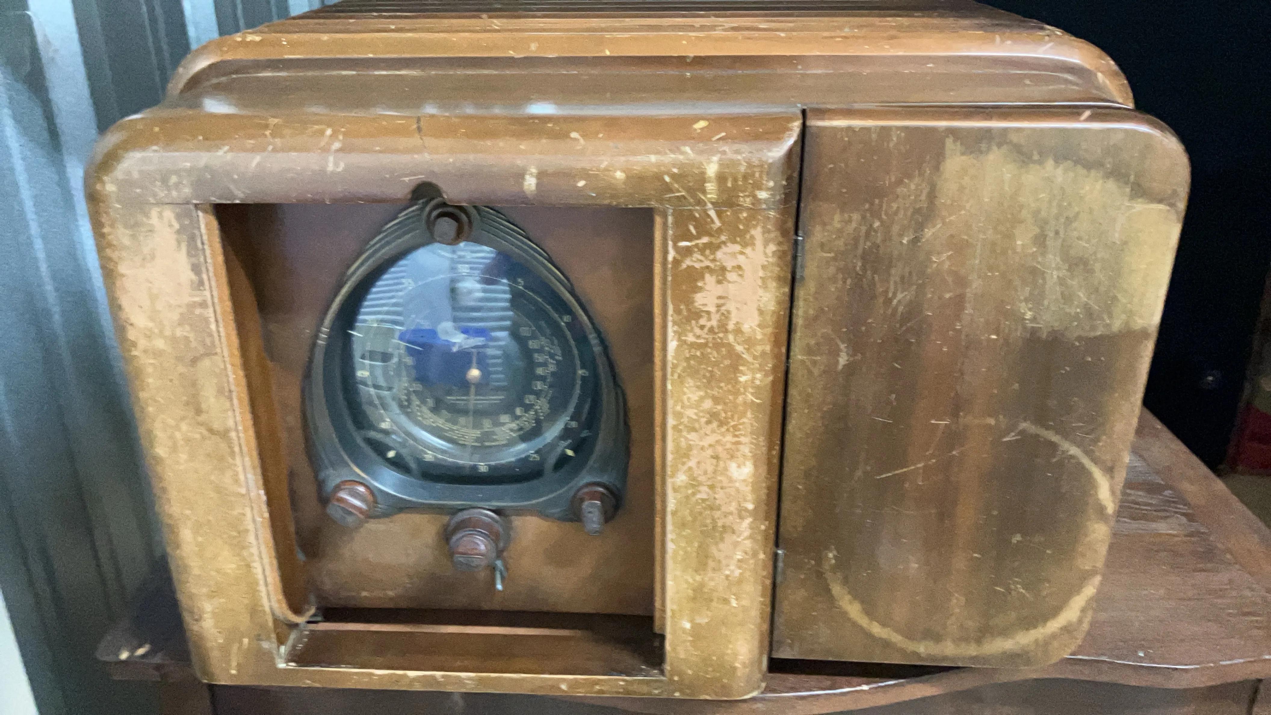 Antique Zenith Table Radio 