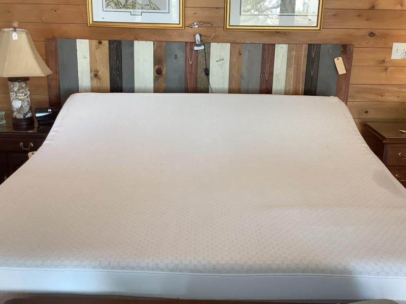 Sale Photo Thumbnail #155: $585 King Size Sleep Number Bed with 2 remotes 