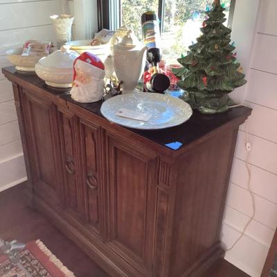$225 bar cart with black glass top on casters
*as is on top but no issues seem with glass on top