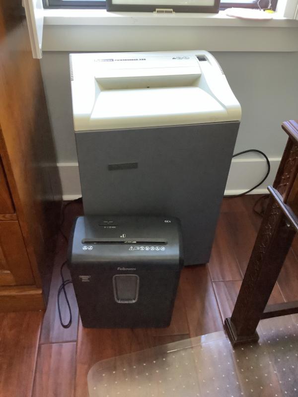 Sale Photo Thumbnail #187: Paper shredders 