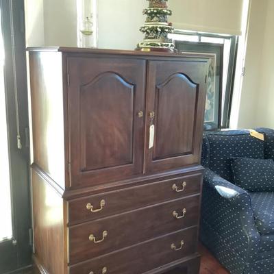 $325 Men's Wardrobe Henkel Harris Mahogany 55"H 36:W 20"depth