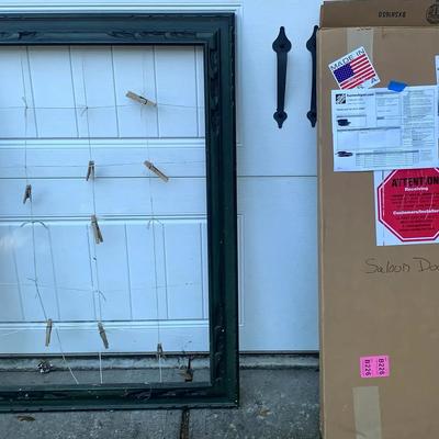 Royal Orleans Spindle Top Wood Saloon Doors & Large Decorative Green Picture Frame