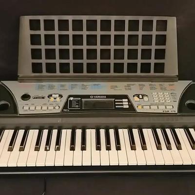 Yamaha PSR-175 Electronic Keyboard with Built-In Speakers