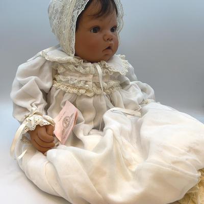AZ908J Lee Middleton Doll
