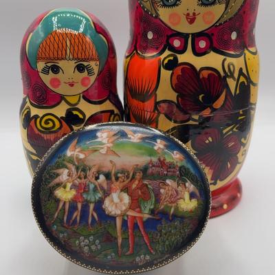 AZ835J Nesting Dolls and Music Box
