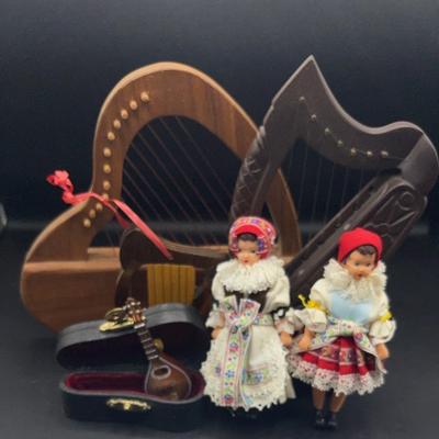 AZ897J Musical Instruments and Dolls