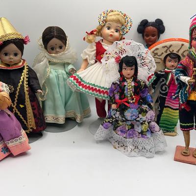 AZ522J Dolls Around The World