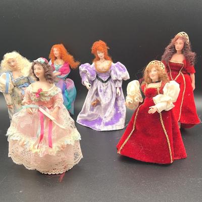 AZ904J Collectible Dolls 2