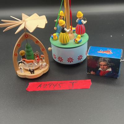 AZ945J Music Boxes and Pyramid