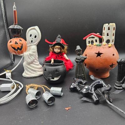 AZ993J Halloween Smalls Lot Ghost Witches More