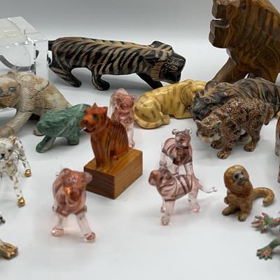 AZ514J Lions Tigers , Bears  And Zuni Carvings