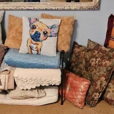 Many decorative pillows and blankets