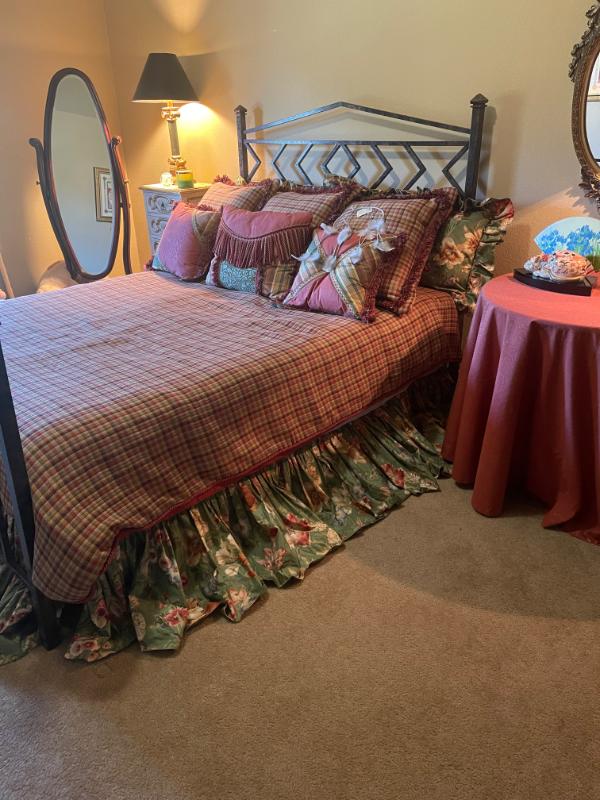 Sale Photo Thumbnail #104: Iron Queen bed